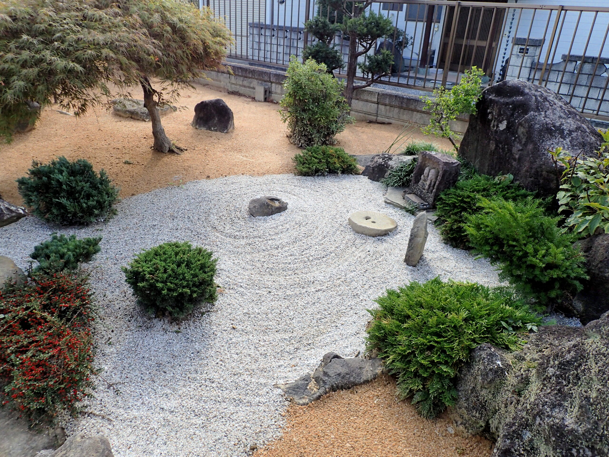 日本庭園の防草には、特許・苦土防草が最適です。 防草の友